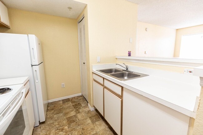 Building Photo - Two bedroom, two bathroom condo near 192 a...