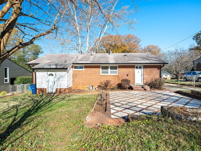 Building Photo - "Charming 3-Bed Home with Gleaming Hardwood Floors on Sheffield Road!"