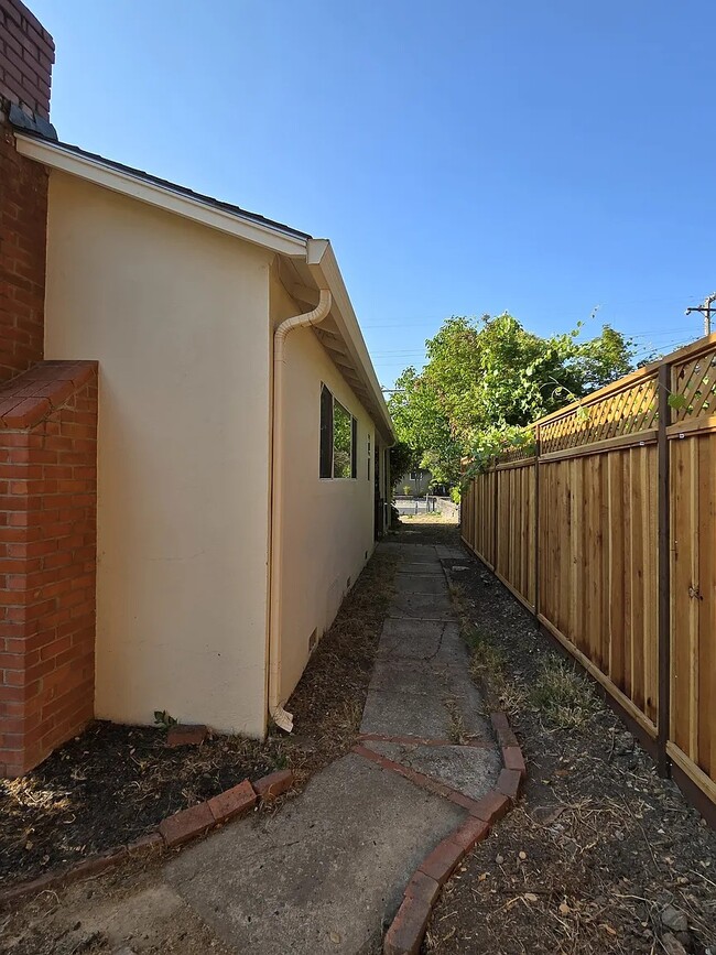 Building Photo - 934 Juanita Dr