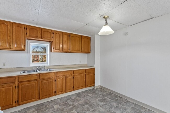 Building Photo - Bright 3 Bedroom, 1.5 Bath Home with Private Yard!