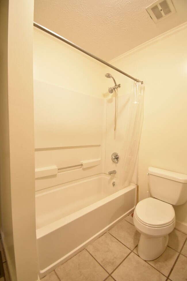 Building Photo - 3 Bedroom 2 Bathroom Home- Pets Considered