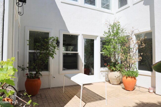 Building Photo - 6072 Mandeville Pl