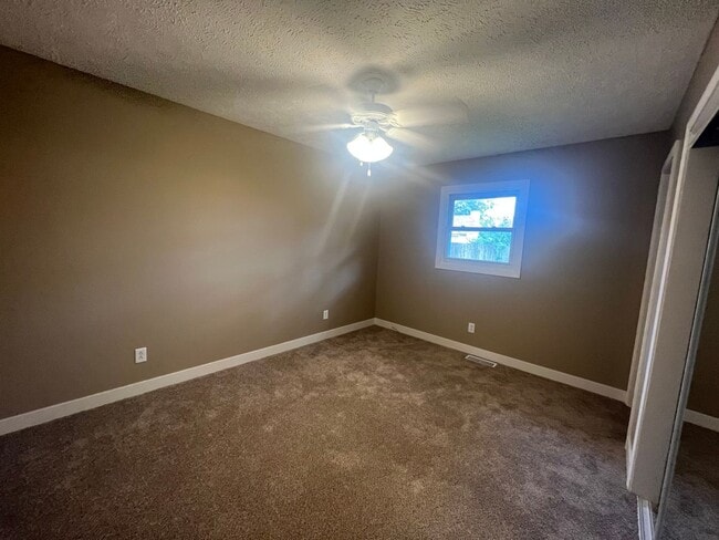 Building Photo - JUST LISTED for RENT!