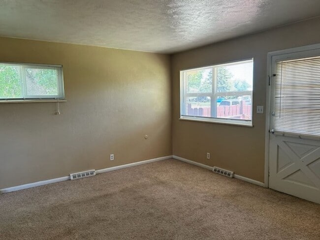 Building Photo - 3006 Butternut Dr