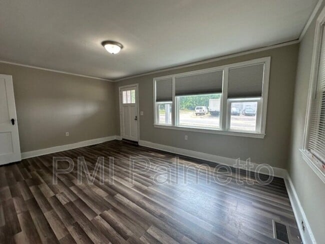 Building Photo - 2201 Vine St