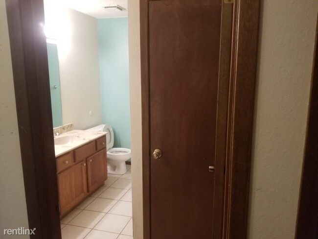 Building Photo - 2 br, 2 bath Condo - 2421 Yellowstone #2202