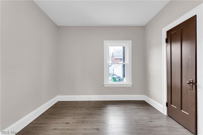 Building Photo - 10106 Greenview Ave