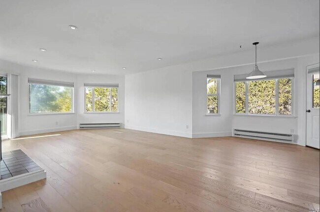 Building Photo - 120 Seminary Dr