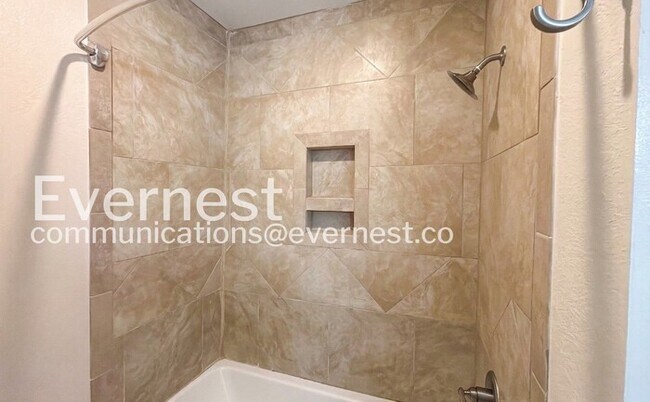 Building Photo - 2102 Vine St