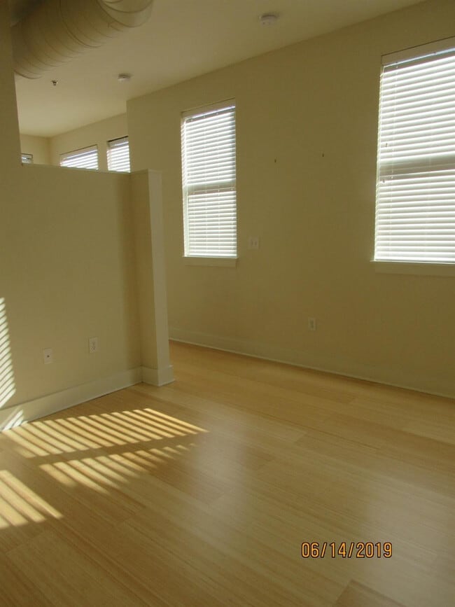 Building Photo - 650 S Mill St