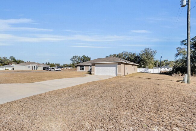 Building Photo - Large 4 Bedroom Rental!