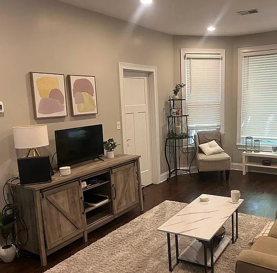 Building Photo - 2736 N Wilton Ave