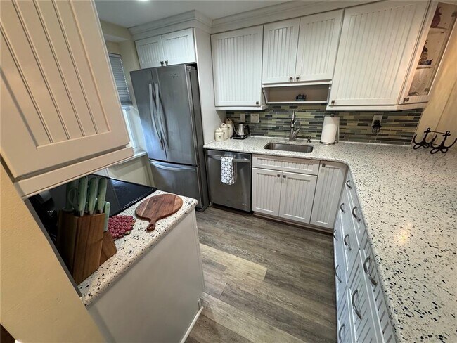 Building Photo - 1400 Tarpon Center Dr