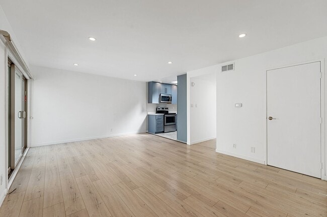 Building Photo - Modern 1BR/1BA Penthouse in Pacific Height...
