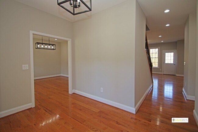Building Photo - Upscale rental in Harrisonburg!