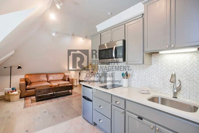 Building Photo - 1208 Woodland St