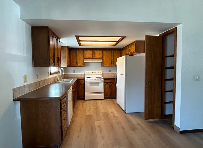 Building Photo - 1033 E Chateau Dr