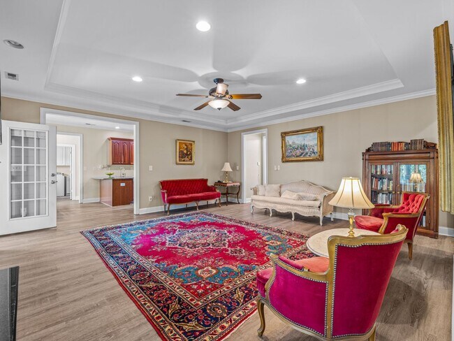 Building Photo - Beauty by the Water!