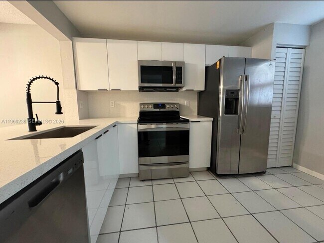 Building Photo - 20810 NE 8th Ct