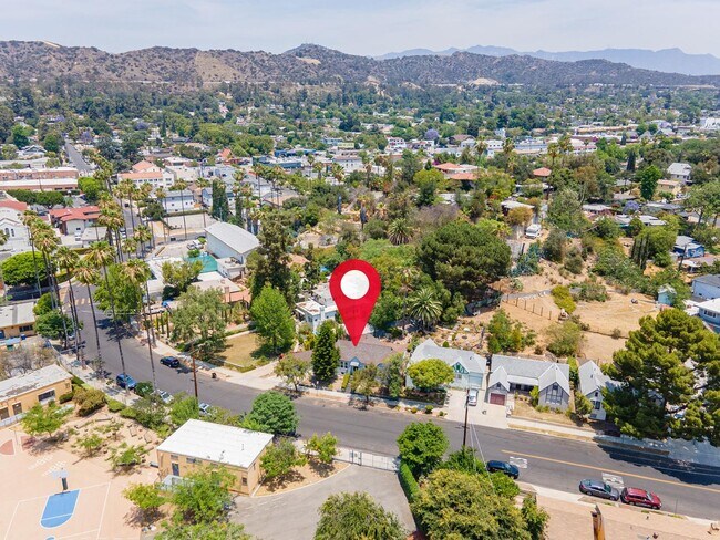 Building Photo - 4978 N Maywood Ave