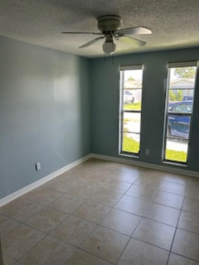 Building Photo - Beautiful 3 bedroom, 2 bath pool home in a lovely community.