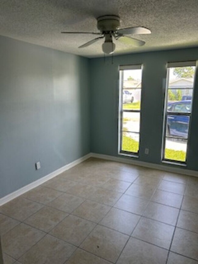 Building Photo - Beautiful 3 bedroom, 2 bath pool home in a...