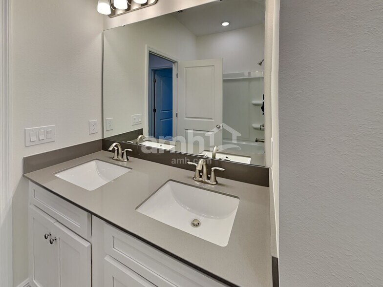 Building Photo - 964 Heavenly Dr