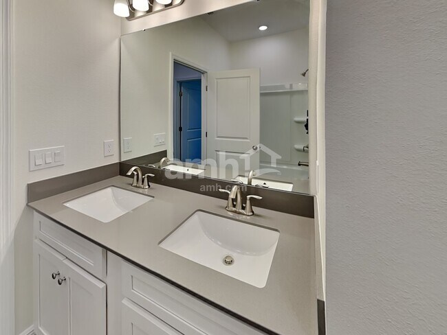 Building Photo - 964 Heavenly Dr