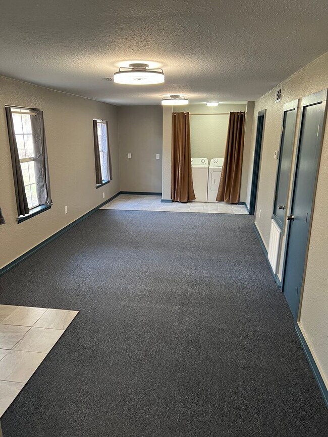 Building Photo - ** 2BED/2BATH Remodeled Suburban Apt. **