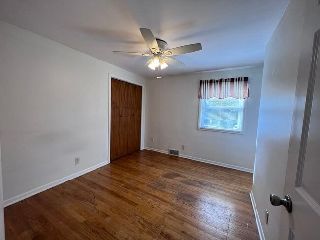 Building Photo - 5 Bedroom home on the NE side of Grand Rapids