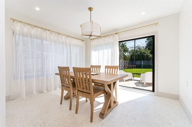 Building Photo - 1604 NE 16th Ave