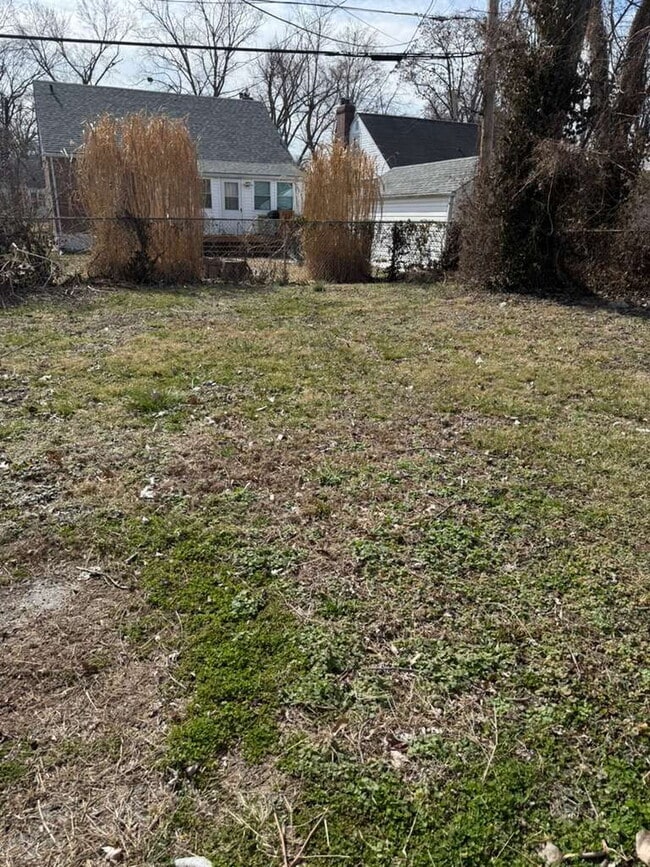 Building Photo - "Charming 2-Bedroom Retreat in University City - Cozy 900 Sq. Ft. Home!"  HUGE bedrooms with Base...