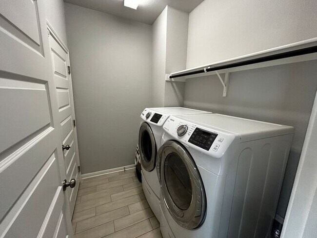 Building Photo - 3BR/2BA single-family home with fenced yard and attached garage in Jarrell, TX.