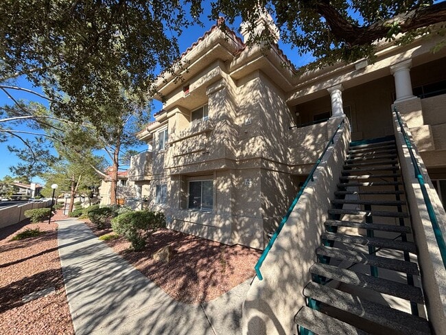 Building Photo - Charming 2 Bed/2Bath Condo nestled in this beautiful Green Valley Community!