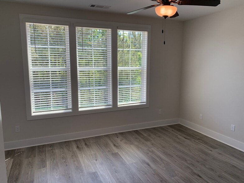 Building Photo - Twin Forks Townhomes