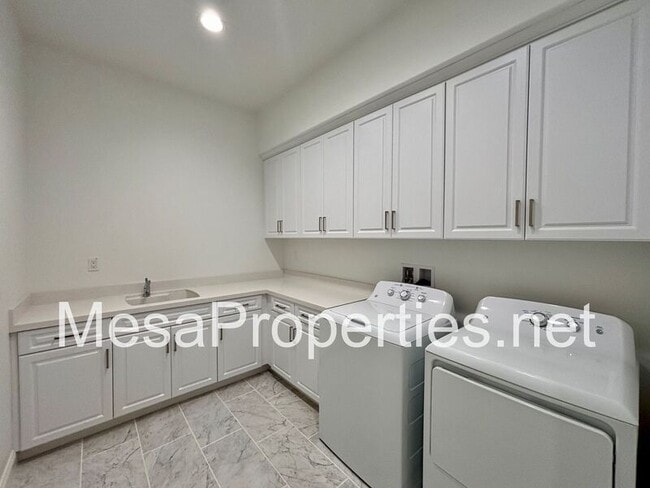 Building Photo - 10045 Goldenrod Ct