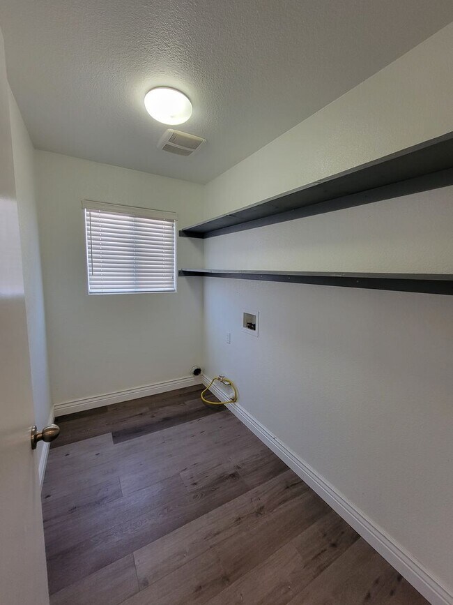 Building Photo - 4 Bedroom 2 Bathroom Home Close to Shopping and Restaurants!!