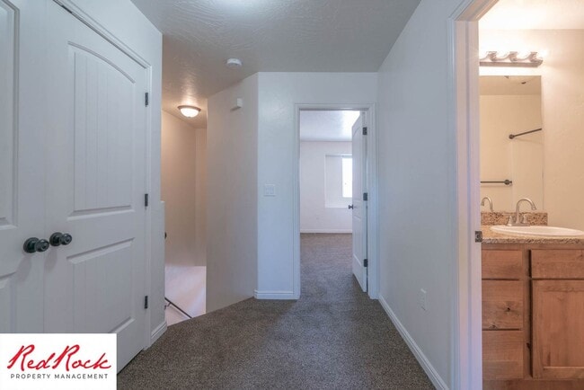 Building Photo - 3 Bedroom & 2.5 Bathroom & Dog Friendly!