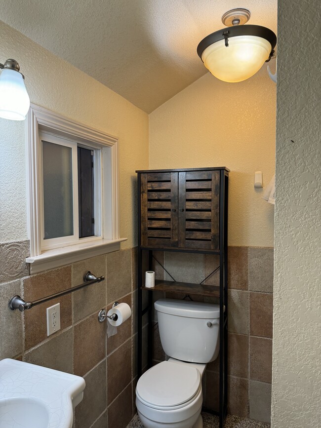 Building Photo - 555 E Simpson Ave