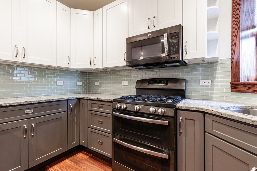 Building Photo - 1019 W Oakdale Ave