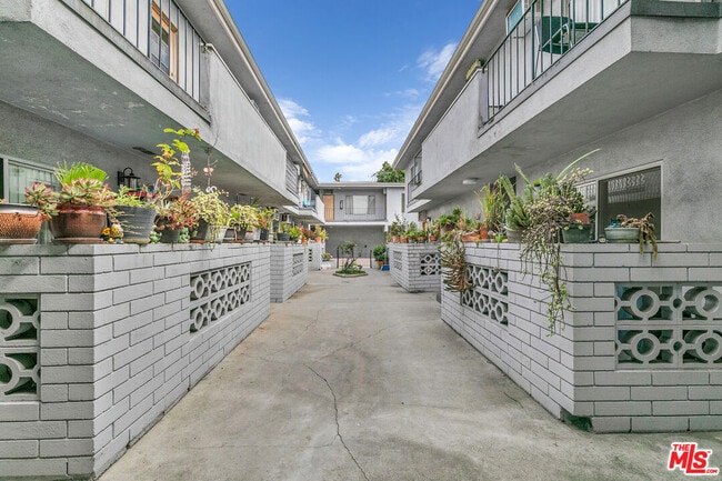 Building Photo - 1800 N Harvard Blvd