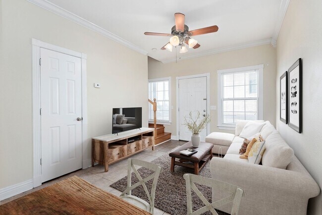 Building Photo - 523 N Storer Ave