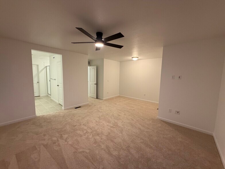 Building Photo - 6761 E 148th Dr