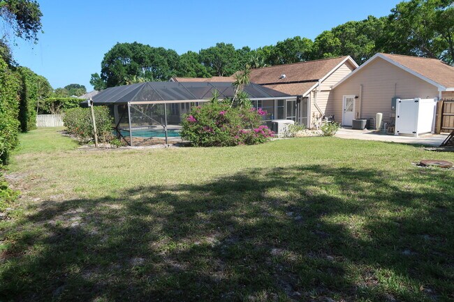Building Photo - 1087 NE Quinn Pl