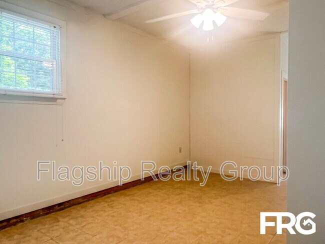 Building Photo - 466 Circle Dr