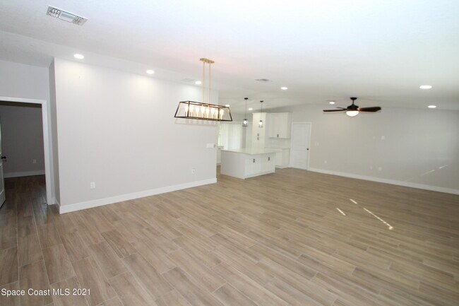 Building Photo - 580 Pine Tree Dr