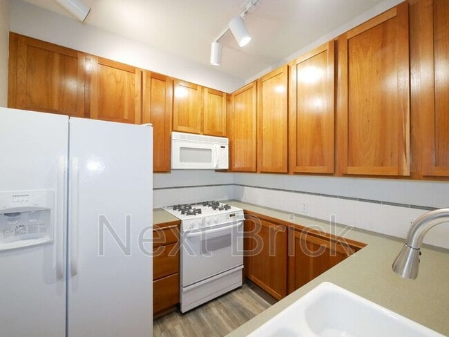 Building Photo - 109 2nd St S