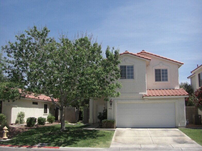 Huge shade tree, lots of space between neighbors, full size driveway, freshly painted - 9402 Santa Fe Rose Street