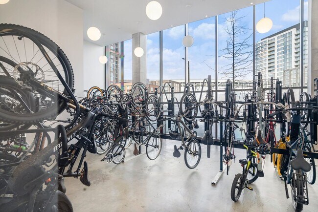 Building Photo - The Vista - 2 bed/2.5 bath Pearl District Condo w/parking/storage/concierge/most utilities/amenities