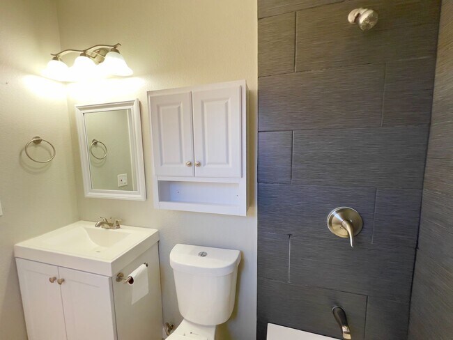 Building Photo - 4 bedrooms, 2 bathrooms home located in Henderson